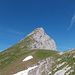 rechts das Steinjöchl mit Kreuz; links der Falschkogel