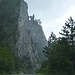 immer noch im Nationalparkgebiet Sutjeska. Die Strasse führt durch ein wildes Tal