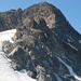 Der Aufstieg geht mehr oder weniger alles am Grat entlang (des Felsmöggeli im Vordergrund umgeht man über den Gletscher)