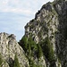 Blick in die Abstiegsroute vom Haggenspitz zum Griggeli. Den diagonalen Riss geht es runter. Diesen Abstieg gingen wir seinerzeit seilfrei, im Gegensatz zum Aufstieg und den Durchstieg des Kamins am Kleinen Mythen