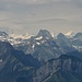 Hinten zeigen sich winterliche eingeschneite Gipfel im Berner Oberland. Der Gipfel vom Schreckhorn links ist in Wolken gehüllt