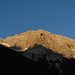 Sofort umgibt mich die Südtiroler Landschaft, die ich so mag - blauer Himmel über sonnigen Bergen.
