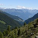 Weitsicht aus dem Martellertal an den Sonnenberg Naturns sowie die Ötztaleralpen am Horizont