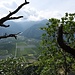 Zwischendurch geniessen wir die Aus- und Weitsicht ins Vinschgau, herab auf die Äpfel-Plantagen