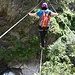 Jacky beim Überqueren der Seilbrücke. (Die Seile sind nicht optimal gespannt, das macht die Überquerung im Bereich "Mitte" interessanter... ;-)