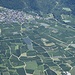Tarsch thront über den Apfelplantagen