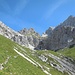 Gleich beim Bivacco Greselin, während sich bereits ganz oben rechts ansatzweise der Gipfel aufbaut. Die hier sichtbare erste Felsstufe wird linkerhand überwunden (Stelle II).
