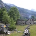<b>Dopo 1 h e 40 min di cammino sento odore di fumo; poco dopo arrivo all’Alpe Monte della Valle (995 m): sei o sette baite di pietra, una delle quali occupata da un alpigiano che sta lavorando con il decespugliatore. </b>