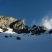 Der Ringelspitz / Piz Bargis 3247m in der Bildmitte. Rechts der Mittelgrat, über den man den Sattel zwischen Ringelspitz und Vorder Ringel erreicht. Die Winterroute führt über den Gletscher (Spalten!), Bergschrund das Couloir hinauf.