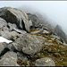 Auf Pso di Ghiacciaione: Ohne Rucksack geht es nun weiter zum Gipfel (irgendwo verborgen in den Wolken in der oberen Bildmitte...).
