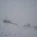 Irgendwann taucht dann doch noch das Gipfelkreuz im Schneegestöber und Nebel auf ;-)