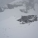 Während des Abstiegs auf dem Gipfelplateau lichtet sich kurz der Nebel und gibt die Sicht auf den Chli Spannort (3140m) frei. Bei besten Schönwetterbedingungen wäre auch dieser Gipfel noch machbar gewesen.