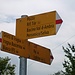 Wegweiser in Iragna - der Weg ist durchgehend rotweiss markiert