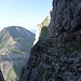 Hier steigt man aus der Schlucht aus und erreicht über Schrofen und Fels das Band, welches in die Flanke unterhalb des Gipfels leitet. 