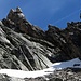 Genau in der Bildmitte endet die Abseilpiste (von links oben). Ein Abstieg über den Schnee ist nicht nötig, denn es geht den Felsen entlang, wo auch einige Kletterrouten beginnen.