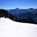 Redescente du dome sommital, sur fond de Grand Combin