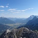 Blick ins Ehrwalder Becken mit Zugspitze rechts und Daniel links, im Hintergrund die Ammergauer Alpen