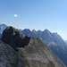 Rückblick, im HIntergrund der Wanperter Schrofen, Grünstein. Der kleine deutlich niedrigere Zackengrat ganz rechts ist die Wankspitze, über dessen Gratverlauf ein schöner Klettersteig führt. 