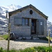 Die alte, 1924 erstellte Mittellegi Hütte. Sie dient heute hier als kleines Bergsteigermuseum.