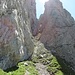 In der Hundsteinschlucht muss ein Klemmblock und eine Felsstufe überklettert werden. Nach der Felsstufe leiten einem die Markierungen nach links über ein Band zum Gipfel.