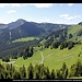 Risserkogel (Mitte links) und Portnersalm (Vordergrund) von der Bergstation der Wallbergbahn, Mangfallgebirge, Bayern, Deutschland