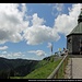 Blankenstein und Risserkogel (hinten links) mit Kapelle bei der Bergstation der Wallbergbahn, Mangfallgebirge, Bayern, Deutschland