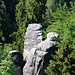 Felstürme im Wald mit Gipfelbüchlein - Blick vom Bischofsstein (Skály)