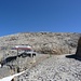 Bergstation des Sesselliftes und darüber der Aussichtspunkt Sass Queder.