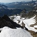 Abstieg über steiles Schneefeld durch Westflanke