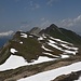 Blick zurück zum Piz Riein; wir wandern weiter über Schneefelder zum Piz Fess...