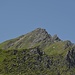 Piz Riein im Zoom; der Aufstieg führt auf dem Wanderweg gen Piz Fess bis auf ca. 2500m; dann anschliessend rechts weg über freies Gelände auf den Riein