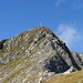 Das Gipfelkreuz auf dem Vättnerchopf rückt ins Blickfeld