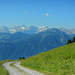 Rechts außerhalb des Bildes zweigt der Fußweg zur Alpila Alpe ab.