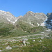 Dall'alpe Fillar, per andare al bivacco Belloni si risale il vallone al centro.