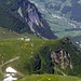 Die Alphütten von Horn mit Elm im Hintergrund.