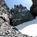 Oberhalb der Schlüsselstelle ist das Gipfelplateau beinahe erreicht. Den Felsen in der Bildmitte umgeht man rechts und ..