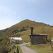 <b>Rifugio Marisa Consiglieri (1110 m)</b> e Monte Cornizzolo (1240 m).<br />In primo piano la chiesetta che gli Alpini di Civate hanno dedicato ai caduti delle guerre.