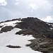 Schuttiges Gelände mit weichem Schnee im Abstieg vom Piz Arlas