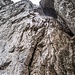 Ostegg Klettersteig: Die Schlüsselstelle ist durch Schmelzwasser nass