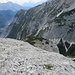Der Latschenbuckel ist Punkt 2050 m, ein westlicher Ableger des Südwestgrats. Links von ihm (nicht auf dem Bild zu sehen) beginnt die Abstiegsrinne zum Moserkar. Komplett in der Rinne III-, ansonsten II.