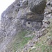 Der Eingang zur Festung bei einer natürlichen Höhle