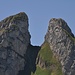 Les Jumelles / im Zoom sieht man die Seilbrücke zwischen den Gipfeln und ein Abenteurer dazu