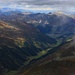 Gipfelaussicht vom Schwarzhorn (3146,2m) ins Dischmatal bis nach Davos (1558m).<br /><br />Links wird das Jatzhorn (2682m) beleuchtet, hoch über Davos ist die Weissfluh (2843,3m)