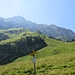 an diesem Wegweiser verlässt der blau-weisse Pfad die Alpstrassen und steigt diese Felsbastion hinauf