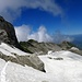 Schöner Trittschnee im Blau-Schnee - anscheinend wurde hier die Routenführung vor kurzem geändert. Man verlässt das Schneefeld neuerdings recht früh über einen felsigen Steig. Dadurch umgeht man das Steilstück des Schneefelds.