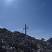 Das Gipfelkreuz steht nicht am höchsten Punkt, da man es sonst vom Karwendelhaus nicht mehr sehen würde...