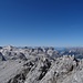 Blick über die Hauptkarwendelkette zum Hauptalpenkamm. Links unten erkennt man Gratverlauf das Gipfelkreuz der Östlichen Karwendelspitze