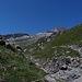 Endlich angenehmeres Gelände, aber bis zum Gipfel ists noch weit.<br />Mitte Gipfel Nestspitze - rechts der Einsenkung liegt versteckt die Hauserspitze.