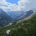 Blick aus der Grasflanke zurück durch das Karwendeltal