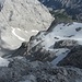 Mittig die teils gletscherschliffähnliche Steilstufe, die das Grabenkar vom oberen Gipfelkar trennt.